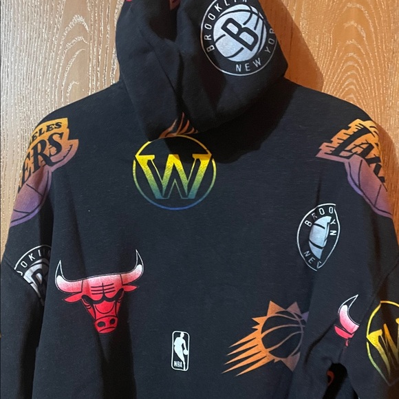 Hollister Black Hoodie with Red NBA Team Logo - oversized fit - Picture 5 of 7